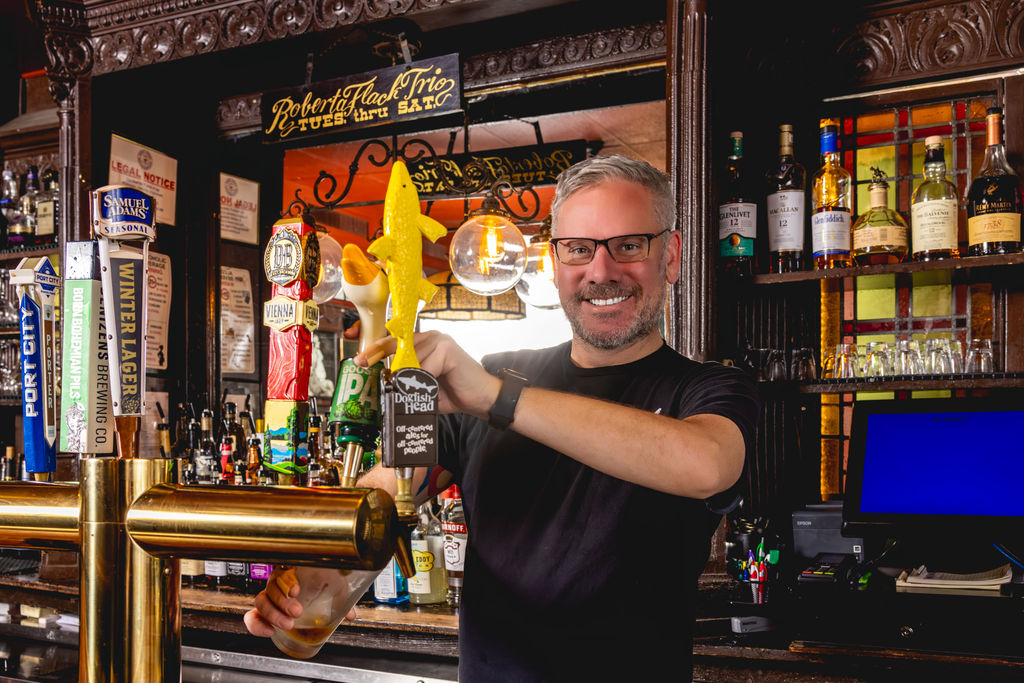 bartender pouring draft beer at washington dc restaurant bar
