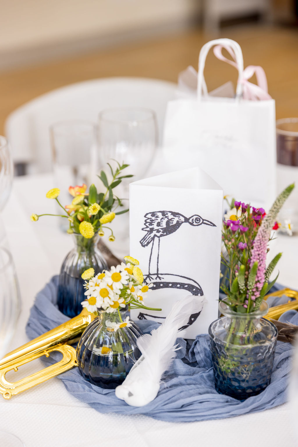 DIY wedding centerpiece ideas with bird themed decor and brass horns